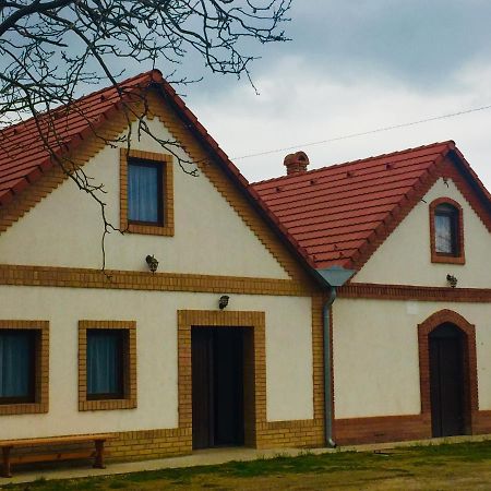 Takacs Pince Apartman Hajos 外观 照片