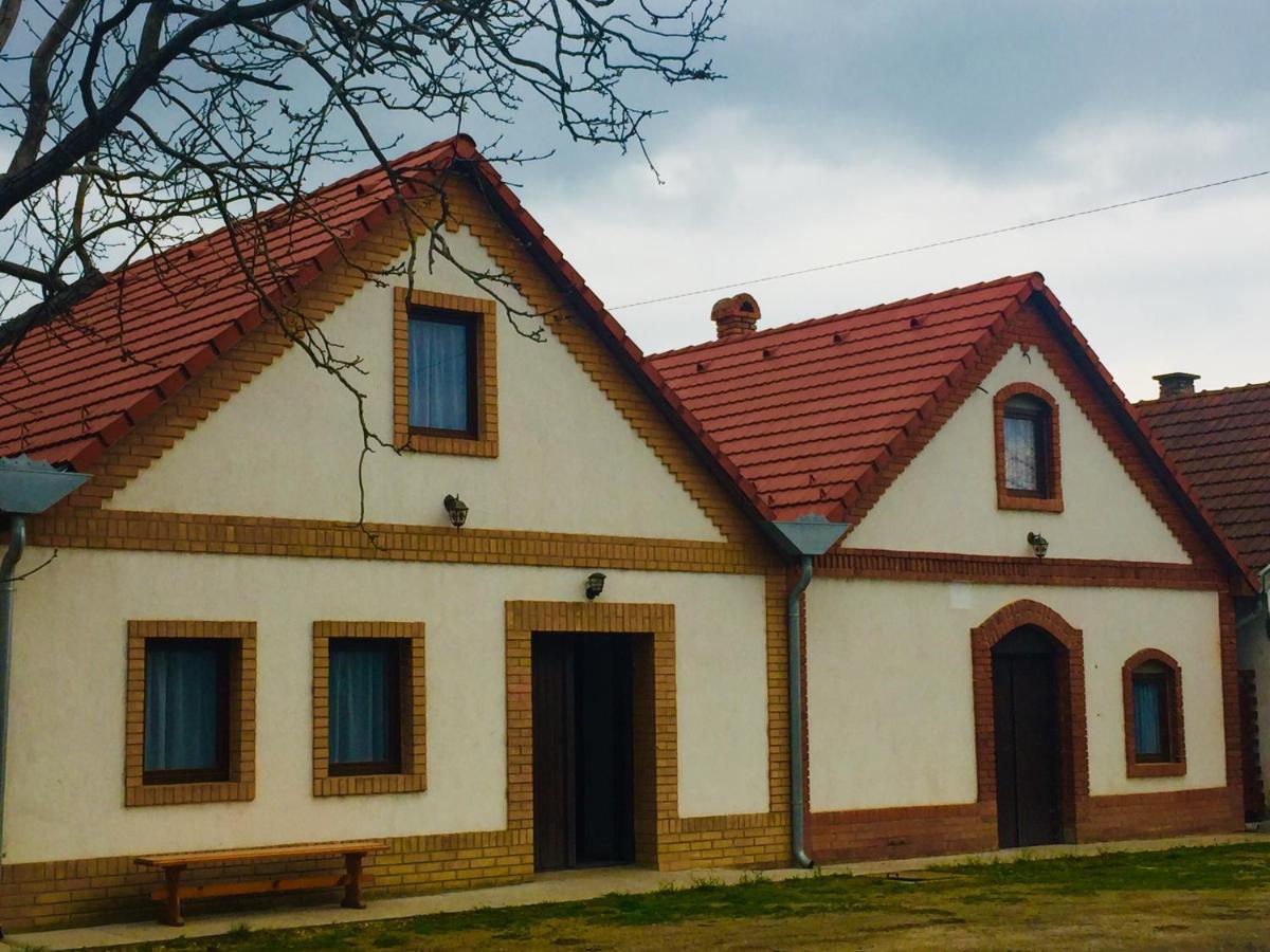 Takacs Pince Apartman Hajos 外观 照片
